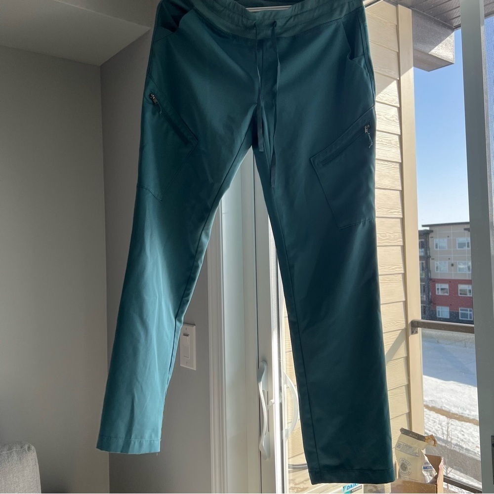 NWOT Health Pro scrub pants, Size small, pockets with zipper